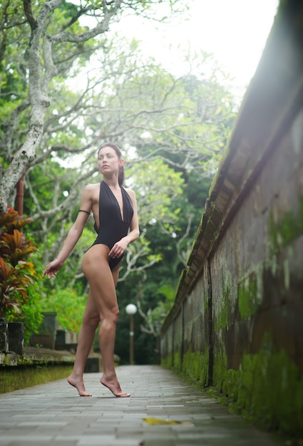 Piękna brunetka kobieta z idealnym ciałem w stroju kąpielowym na Bali. Indonezja