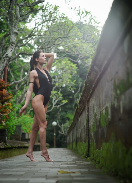 Piękna brunetka kobieta z idealnym ciałem w stroju kąpielowym na Bali