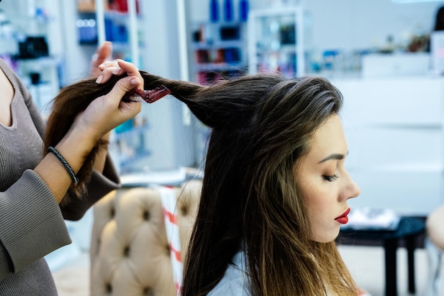 Piękna brunetka w salonie kosmetycznym