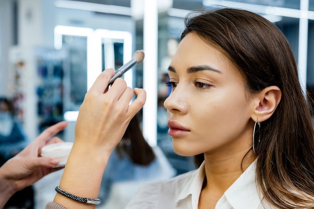 Piękna brunetka w salonie kosmetycznym