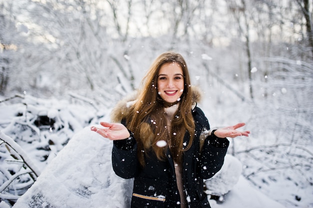 Piękna Brunetki Dziewczyna W Zimy Ciepłej Odzieży. Model Na Kurtce Zimowej.