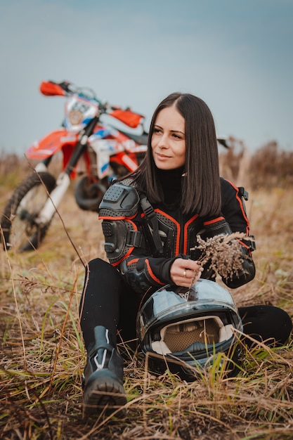 Piękna Brunetki Kobieta W Motocyklu Stroju. Zawodniczka Motocrossu Obok Swojego Motocykla Rosja Moskwa 20 Października 2019 R