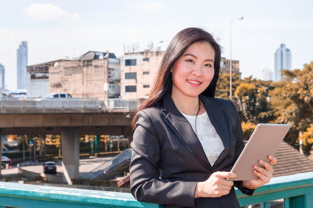 Piękna business manager kobieta ono uśmiecha się i myśleć o sukces pracie