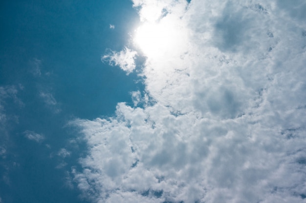 Piękna chmura Cumulus w jasnym niebie Kontekst koncepcja nieba i chmury związane z tym pomysł