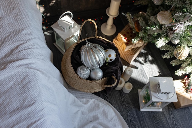 Piękna choinka z świątecznym wystrojem na ciemnym tle Miejsce na tekst Zbliżenie ozdób choinkowych, prezentów i girland