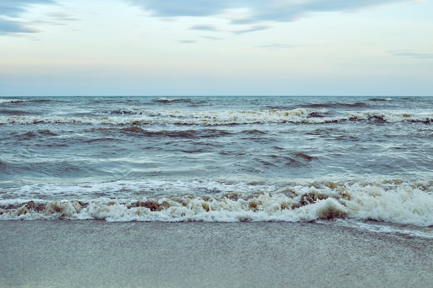 Piękna, czysta woda dociera do brzegu