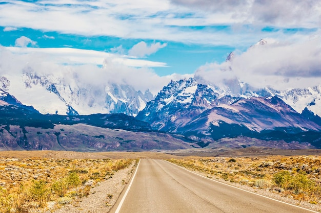 Piękna droga Patagonii, Argentyna. Pasmo górskie na tle Cerro Torre, góry