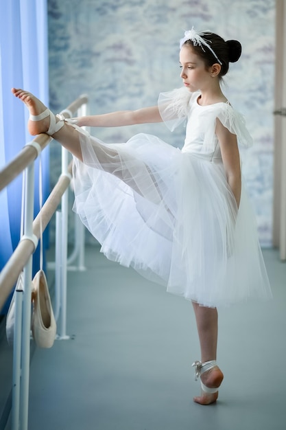 Piękna Dziewczyna Balerina W Białej Sukience Na Stonku Jest W Studiu Tańca Beauty Dancing