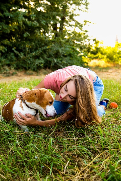 Piękna Dziewczyna Bawić Się Z Beagle Szczeniakiem