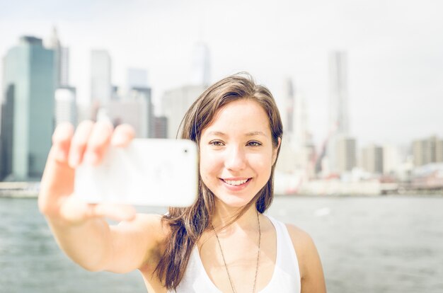 Piękna Dziewczyna Bierze Selfie Z Mądrze Telefonem Na Nowym York Mieście