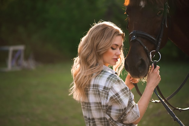 Piękna dziewczyna i koń Kasztanowy koń wraz ze swoją ulubioną właścicielką młodą nastolatką