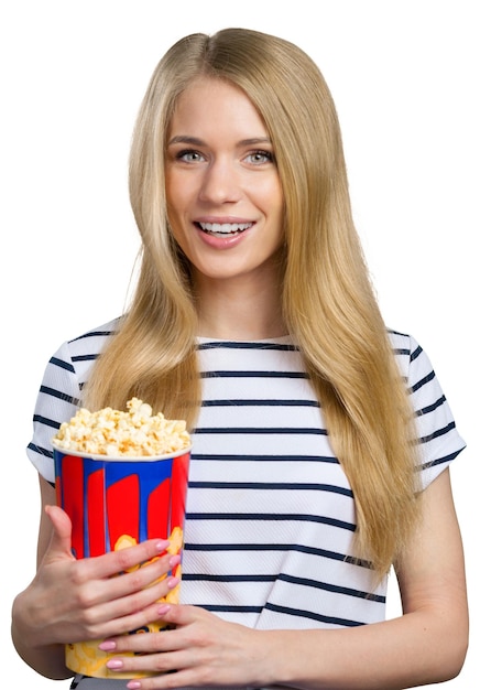 Piękna dziewczyna jedzenie popcornu na białym tle