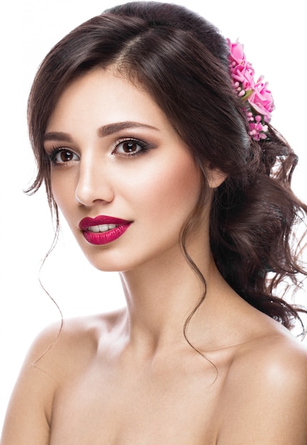 Piękna dziewczyna na obrazku panny młodej z fioletowymi kwiatami na głowie