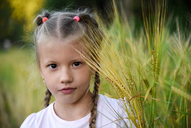 Piękna dziewczyna na polu i uszy z żyta