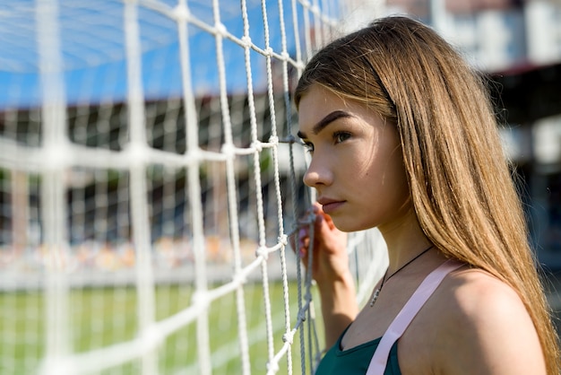 Piękna Dziewczyna O Idealnej Figurze Stoi W Pobliżu Bramki Na Stadionie. Pojęcie Fitness I Zdrowego Stylu życia.