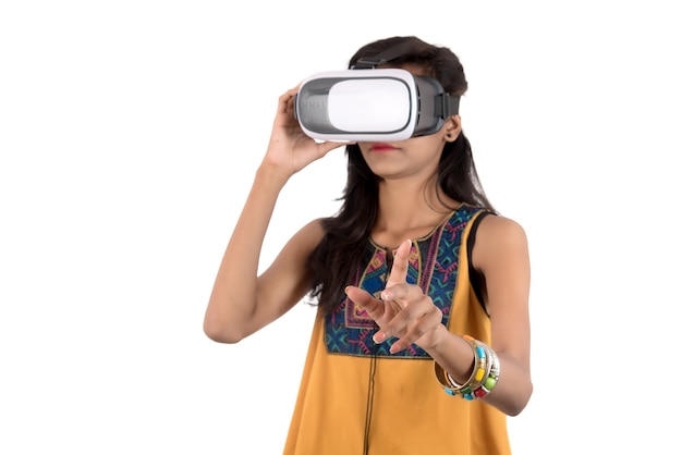Piękna dziewczyna patrząc przez urządzenie VR. Młoda dziewczyna ubrana w zestaw słuchawkowy gogle wirtualnej rzeczywistości.