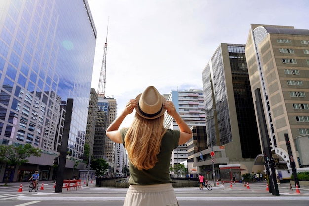 Piękna dziewczyna przybywa do dużego miasta Sao Paulo Młoda kobieta z kapeluszem na Paulista Avenue w Sao Paulo Brazylia