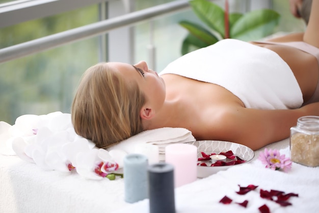 Piękna dziewczyna relaksuje się w spa, salonie zabiegów, masażu.