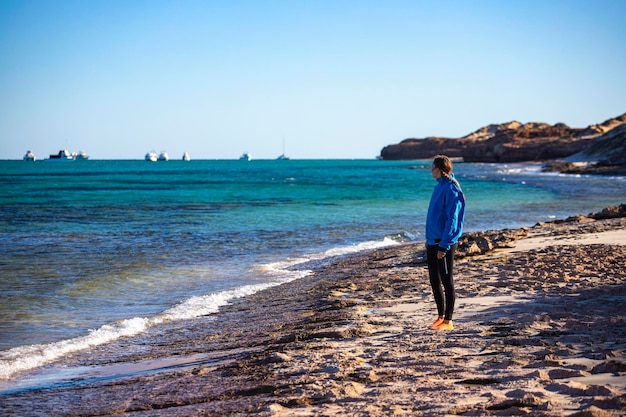 Piękna Dziewczyna Spaceruje Rano Po Plaży W Zatoce Koralowej Z Widokiem Na Rafę Ningaloo