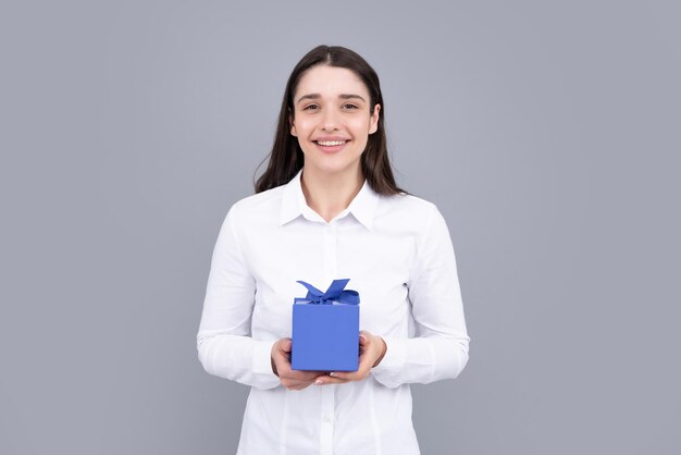 Piękna dziewczyna trzyma prezent walentynkowy Wszystkiego najlepszego z okazji urodzin kobieta dzień Boże Narodzenie Kobieta trzyma pudełko i się raduje