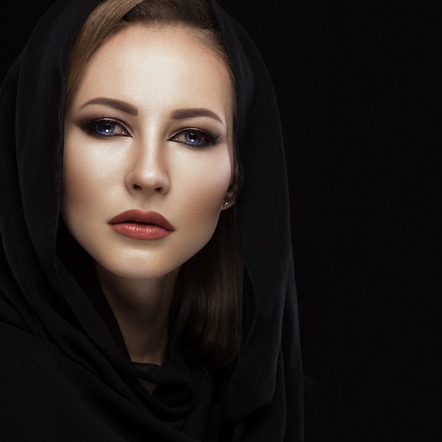 Piękna dziewczyna w arabskim szaliku z orientalnym makijażem