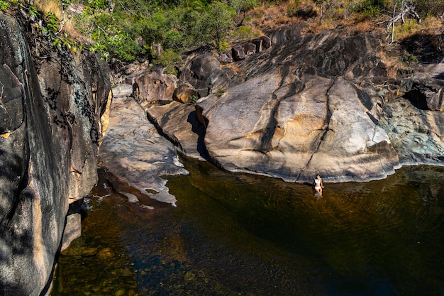 Piękna Dziewczyna W Białym Bikini Leży Na Wodzie W Naturalnym Basenie W Jourama Falls, Australia