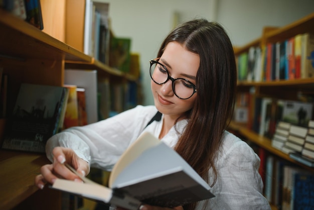 Piękna dziewczyna w bibliotece