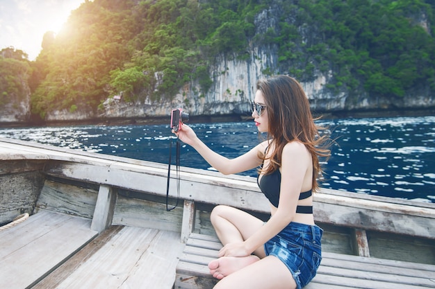 Zdjęcie piękna dziewczyna w bikini selfie na łodzi.