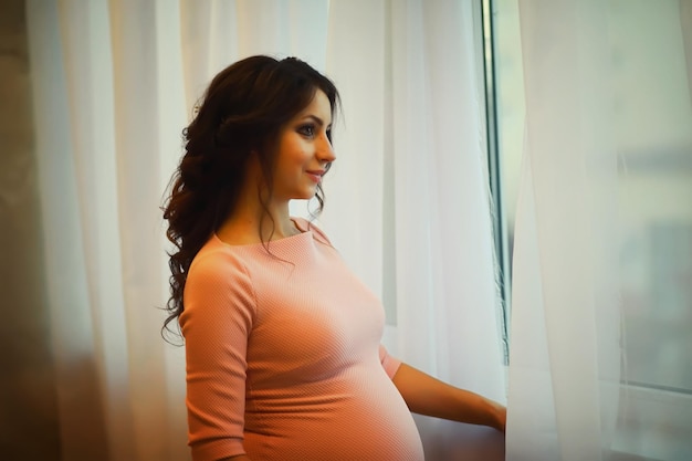 Piękna dziewczyna w ciąży z dużym brzuchem Młode małżeństwo w ciąży Mąż z ciężarną żoną Para oczekujących na narodziny dziecka