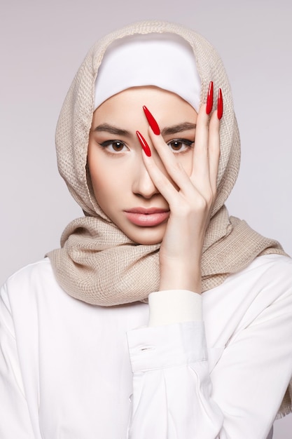 piękna dziewczyna w hidżabie modna orientalna modelka modny manicure