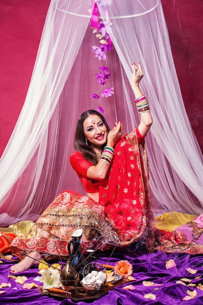 Piękna dziewczyna w indyjskim stroju narodowym sari
