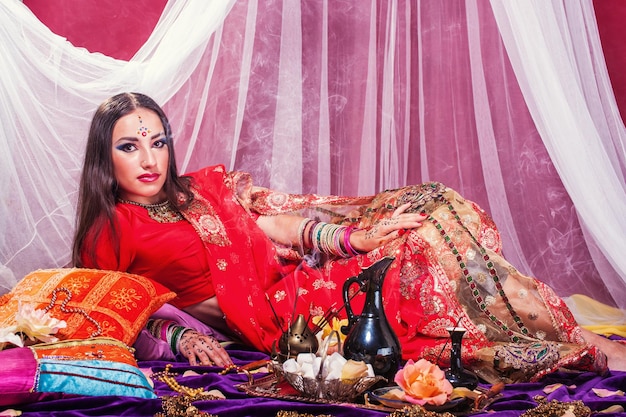 Piękna dziewczyna w indyjskim stroju narodowym sari