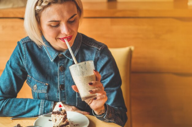 Piękna Dziewczyna W Kawiarni Przy Zimnym Koktajlu. Hipster Dziewczyna Trzyma Koktajl Lato. Napój Orzeźwiający W Słoneczny Dzień