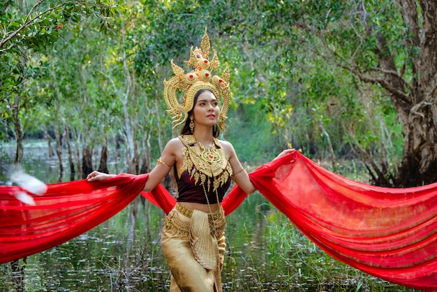 Piękna dziewczyna w kostiumowej apsara z kambodżańskiego pojęcia, kultura tożsamości Kambodży.