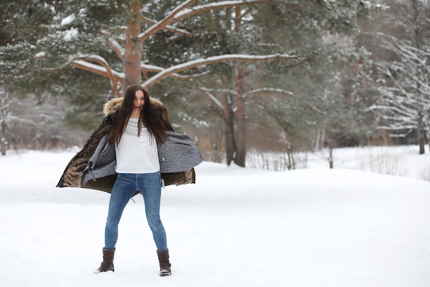 Piękna dziewczyna w pięknym zimowym parku na spacer