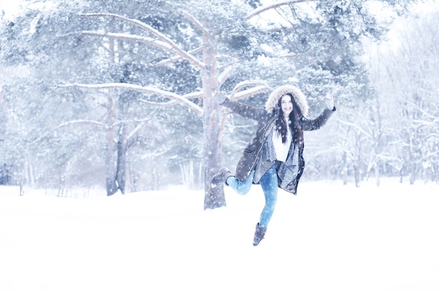 Piękna dziewczyna w pięknym zimowym parku śnieżnym
