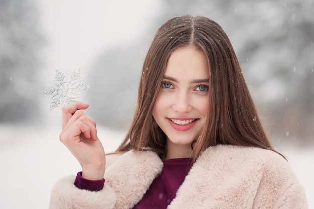 Piękna dziewczyna w śnieżnym lesie zima