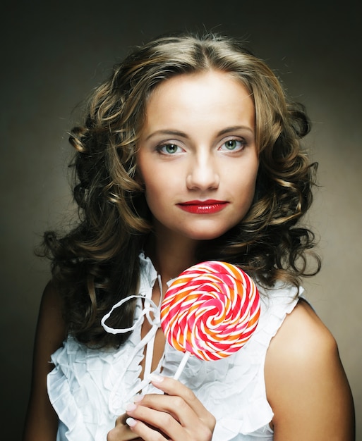Zdjęcie piękna dziewczyna z cukierkami.