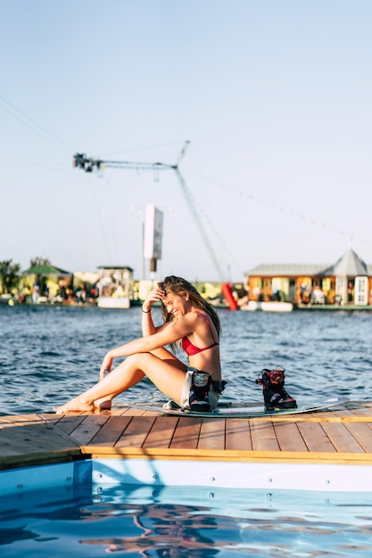 Piękna Dziewczyna Z Długimi Włosami Z Wakeboard