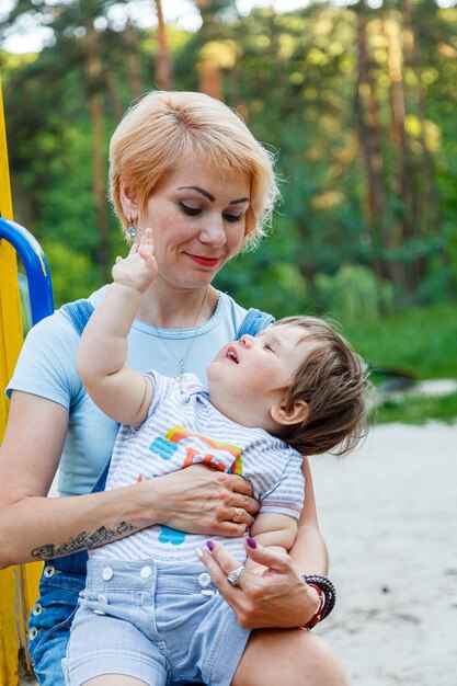 Zdjęcie piękna dziewczyna z dziećmi na placu zabaw