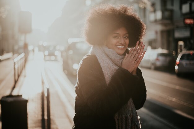 Piękna Dziewczyna Z Fryzurą Afro Spaceru Na Ulicy