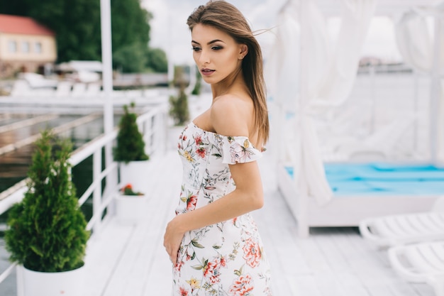 Zdjęcie piękna dziewczyna z kwiatową sukienką