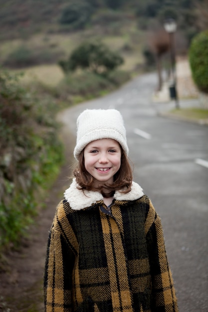 Piękna dziewczyna z wełny kapeluszem przy zimą
