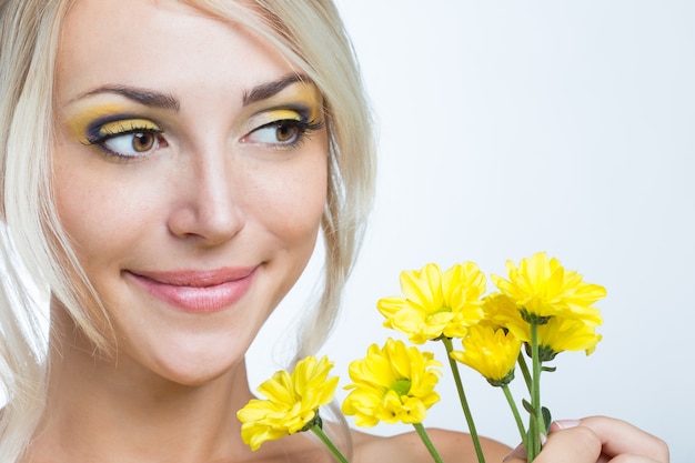Zdjęcie piękna dziewczyna z żółtymi kwiatami