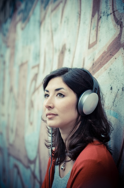 Zdjęcie piękna elegancka kobieta słucha muzyka