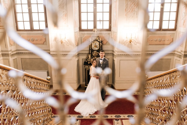 Zdjęcie piękna elegancka para nowożeńców zakochanych w luksusowym wnętrzu