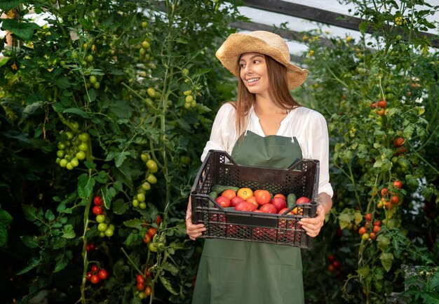 Piękna farmerka demonstrująca bogate warzywa