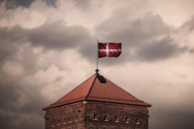 Piękna flaga powiewająca na dachu starej fortecy