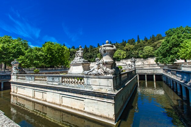 Piękna fontanna w Jardin de la Fontaine w Nimes, Francja