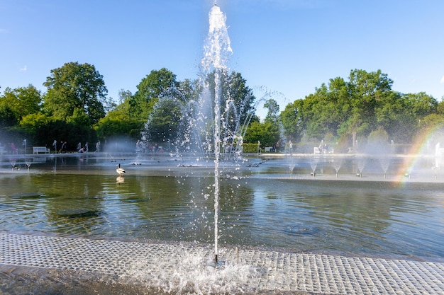 Zdjęcie piękna fontanna w parku miejskim